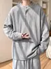 Camiseta blanca de manga larga con cuello Henley para hombre, nuevo estilo de otoño, camiseta básica holgada para niños, sudadera juvenil