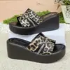 Sandálias de Encaixe com Strass Amazon em Estoque para Mulheres Verão 2026 Novo Estampa de Leopardo Estilo Europeu e Americano Sandálias Plataforma com Salto Grosso