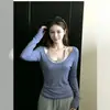 Camiseta azul de manga larga estilo halter de dos piezas falsas para mujer, nuevo diseño de principios de otoño 2026, camiseta base de capa interior, top elegante