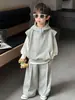 2287 Conjunto de Tres Piezas con Sudadera con Capucha para Niños Primavera y Otoño 2026 Nueva Ropa de Otoño Conjunto de Sudadera Estilo Coreano para Niños