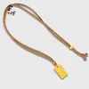 Colgante Cuadrado de Paz y Alegría Oro Arena Patrón de Martillo Mensaje Auspicioso Cuerda Trenzada Chapada en Cobre Oro Collar Tendencia Nacional Moda Estilo Femenino