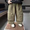 Calças de Trabalho Grossas com Pelúcia para Meninos, Calças Longas Casuais Quentes de Inverno com Múltiplos Bolsos, Calças de Algodão para Crianças com Veludo Integrado, Bonitas