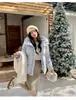 Chamarra corta de plumas para mujer, nuevo estilo de invierno 2026, engrosada, corte holgado, plumón de pato blanco, adecuada para figuras petite, con capucha, amarillo, moderna
