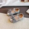 Sapatos de couro estilosos de cor sólida para meninas, nova coleção primavera/outono 2026, com um design xadrez fofo e um laço, perfeitos para os pequenos