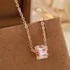 Colar quadrado pequeno de zircônia para mulheres, corrente de clavícula de luxo leve de nicho de alta qualidade com pingente quadrado de diamante simples e brilhante