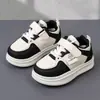 Nuevas Zapatillas de Cuero para Niños Primavera 2026 Zapatos Deportivos para Niños Estilo Coreano Suela Suave Zapatos Blancos para Niñas Dropshipping de Comercio Exterior