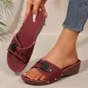 Nuevas sandalias de mujer de comercio exterior transfronterizo con suela gruesa, hebilla, remaches y tacón de cuña abierto para la playa