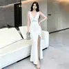 Elegante vestido de noite vermelho com decote V profundo sem mangas, renda torcida, corte justo, fenda e cauda de peixe longo para mulheres