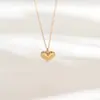 Colar Minimalista em Aço Titânio em Formato de Coração para Mulheres com Design Simples e Elegante