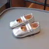 Mocasines de Moda para Niñas 2025 Otoño Nuevo Estilo Estilo Princesa Punta Cuadrada Simple Zapatos Pequeños de Cuero Zapatos de Cuero Dorados para Actuación de Estudiantes