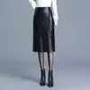 Moderna falda bodycon de cuero PU de cintura alta adelgazante para mujer, otoño 2026 nueva elegante versátil simple con abertura de moda