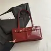 Bolsa de ombro estilo coreano, design de nicho, retrô e sofisticada, versátil com alça de rebite, grande capacidade, adequada para o dia a dia, bolsa de ombro tote