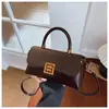 Bolso cuadrado pequeño popular de estilo francés transfronterizo con diseño de hebilla metálica, versátil para otoño e invierno, elegante bolso cruzado o de hombro para el trabajo