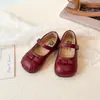 Sapatos de princesa para meninas 2026 novo estilo com laço, sola macia, antiderrapante, versátil, fecho de velcro, sapatinhos de couro para combinar com vestidos