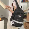 Mochila escolar para estudiantes de secundaria femeninas, mochila decorativa con adornos de encaje para niñas, bolsa ligera casual de doble hombro, protectora de la columna vertebral y reductora de carga