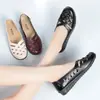 Novas sandálias de verão sapatos de couro com sola macia sapatos com furos antiderrapantes para meia-idade e idosos mulheres salto baixo antiderrapante oco respirável sapatos de mãe
