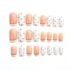 Unhas postiças estilo francês retrô brancas com bordas vermelhas, formato quadrado médio, bolinhas rosa nude e bordô, unhas postiças suaves e simples