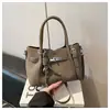 Bolso de Mano Pequeño de Moda y Tendencia para Mujer, Nuevo Bolso Cruzado Versátil Primavera/Verano 2026 con un Toque de Lujo para Salidas