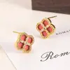 Brincos de Zircônia Rosa Pink de Trevo de Quatro Folhas com Zircônias Full Diamond, Estilo Exclusivo de Nicho, Brincos Versáteis e de Alto Padrão para Mulheres