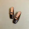 Mules Fechadas Mary Jane Estilo Retrô Francês com Salto Grosso em Couro Macio e Fecho de Velcro, Aumento Interno de Altura, Modelo Feminino Novo Verão 2026