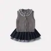 Conjunto de Tres Piezas para Bebé y Niño Pequeño de Otoño: Camiseta Básica Simple, Chaleco de Punto a Cuadros con Encaje, Falda con Parches en el Dobladillo