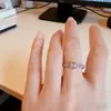 Anillo de Diamante Destellante Microincrustado de Zirconia Estilo Nuevo para Mujer, Diseño de Nicho, Exquisito y de Alta Gama, Simple y Versátil, Apertura Ajustable