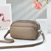 La bolsa nueva más vendida del fabricante para mujer es moderna, versátil, casual, a la moda, elegante, de alta gama y sofisticada, disponible como bolso de hombro o cruzado.