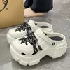 Verão Dung Sense DIY Sapatos com Furos Aumentados Antiderrapantes Moda Estudante Praia Chinelos Preguiçosos Roupa Exterior Atacado Mulheres