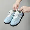 Nueva colección otoño 2026 de zapatillas para niñas con suela gruesa, zapatos blancos versátiles para estudiantes, transpirables y antideslizantes, estilo de entrenamiento alemán, para niños