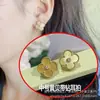Versión Alta V Trébol de Cuatro Hojas Dorado Pendientes de Botón Ágata Roja Concha Blanca Chapado en Oro de 18K Brazaletes para Orejas Pinzas para Orejas de Lujo Ligero de Nicho Exclusivo para Transmisión en Vivo