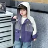 Chaqueta con capucha de primavera para niños 2026 Nueva elegante ropa infantil Moda de primavera y otoño para niños Genial Cortavientos para bebés