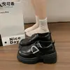 Sapatos Mocassins de Couro Genuíno Estilo Britânico com Sola Grossa e Salto Bloco para Mulheres 2026 Chegada Nova de Outono Fivela de Metal Sapatos de Salto Único Mary Jane Sapatos Pequenos de Couro