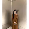 Nuevo Diseño Otoñal Sentido Adelgazante Capa Chal Conjunto de Punto Falso de Dos Piezas Estilo Coreano Marrón Dorado Caqui Negro