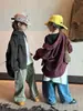 Nueva camisa elegante y genial de manga larga para niños primavera/otoño 2026 chaqueta holgada estampada a cuadros versión coreana camisa con letras