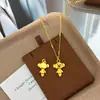 Chapado en oro, retención de color duradera, colgante de oso de pie de patas largas en oro estilo antiguo, cadena versátil y simple de oro arenoso para la clavícula para mujer