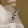 Anel Empilhado Pequeno Estilo Fragrante Padrão Diamante Luz de Anel Luxo Simples Versátil Fileira de Anéis em Tira Anel em Fila Microincrustado com Diamante Estilo Doce Cool Anel Feminino
