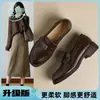 Mocassins com fivela de rosa para mulheres, sapatos de salto único estilo britânico retrô outono 2026, slip-on versáteis para todas as estações, sapatos pequenos de couro para mulheres