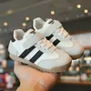 Tênis Infantil 2025 Versão Coreana Primavera e Outono Novos Versáteis Estilosos Sapatos de Treino Alemães para Meninos e Meninas Moda Retro Tendência