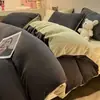 Juego de ropa de cama de cuatro piezas de terciopelo de leche de doble cara, engrosado para el calor del invierno, juego de tres piezas estilo coral ins con sábana bajera y funda de edredón de forro polar