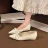 Nuevos Zapatos de Tacón Alto Apuntados de Charol con Lazo Nude Otoño 2026, Elegantes y Versátiles, Crean un Look con Estilo y Hacen que los Pies Parezcan Más Pequeños