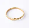 Pulseira de Aço Titânio Estilo Mid-Century Europeu e Americano, Design com Senso e Tendência Pulseira Osso de Cobra, Pulseira Larga X Emendada