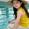 Camiseta Regata Leve da Moda para Meninas Estilo Ins 26 Verão Novo Estilo Sem Mangas Versátil Top Curto para Meninas Usarem Fora