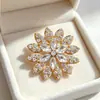 Broche anti-exposição temperamento de alta qualidade corsage liga acessórios de diamante gola V doce tudo-combinar pin joias atacado