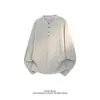 Camiseta de manga longa de outono para homens, simples e casual, com toque suave na pele, perfeita como camada base, apresentando um estilo Henley texturizado, incorporando uma estética "old money".