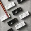 Estilo Japonés Creativo Soporte de Palillos de Cerámica Vajilla de Cerámica para el Hogar Soporte de Palillos Especial para Hotel Palillos Blanco y Negro