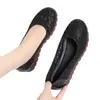 Zapatos de mujer de cuero suave con diseño de malla hueca 2026 verano nuevos transpirables suela de goma zapatos para mamá sandalias resistentes al desgaste para mediana edad y ancianos