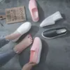 Sapatos brancos femininos de verão vazados finos sola macia couro slip-on respiráveis sapatos de trabalho para enfermeiros sapatos de camada única