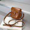 Bolsa Vintage de Ombro Único de Nicho Moda Pequena Quadrada para Mulheres Moda Outono 2025 Cor Sólida Vibrante Bolsa Transversal com Aba de Língua Estilo Sela para Mulheres