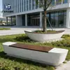 Banca de terrazo blanco con panel de madera anticorrosión para jardines comunitarios, banco de piedra largo para descanso, suministro a granel para proyectos