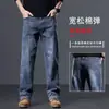 Pantalones de mezclilla de alta gama en color gris humo, pantalones rectos de corte holgado para hombre, colección otoño/invierno 2026, pantalones largos casuales para hombres de mediana edad, con forro polar